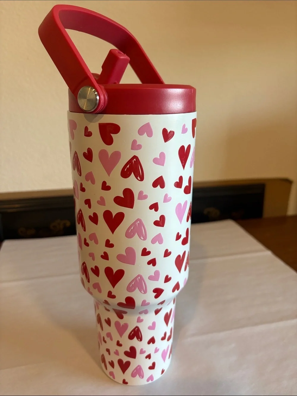 40 Ounces (1.18L) Tumbler Red & Pink Hearts lid has built-in handle and straw